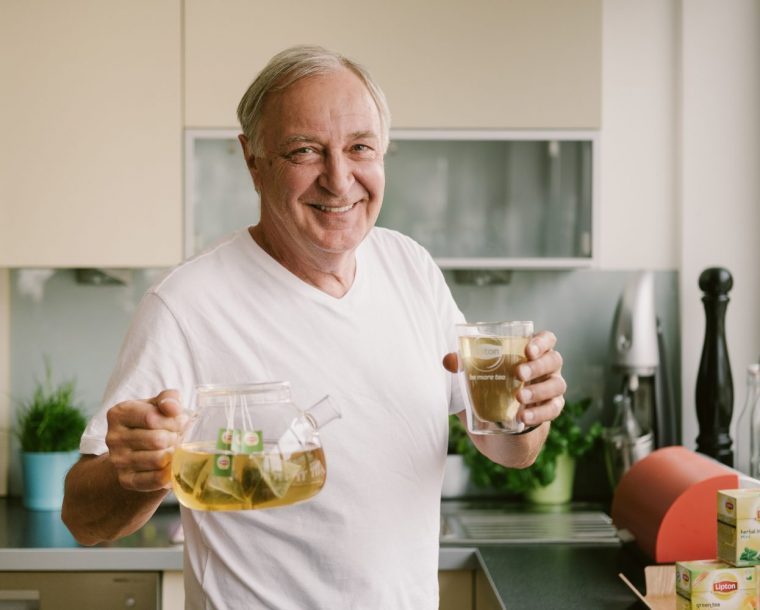 Älterer Herr mit Lipton-Tee